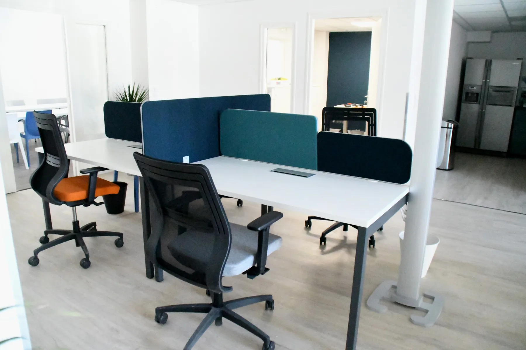 Postes de coworking en open space chez CAP Cowork